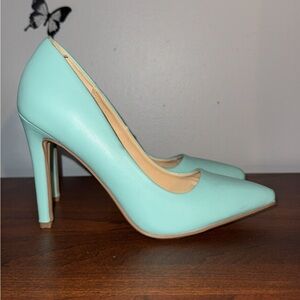 Heart in D: Women’s 5.5 (US) Teal Pumps